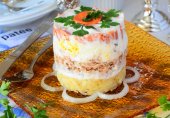 Салат с консервированной горбушей и овощами