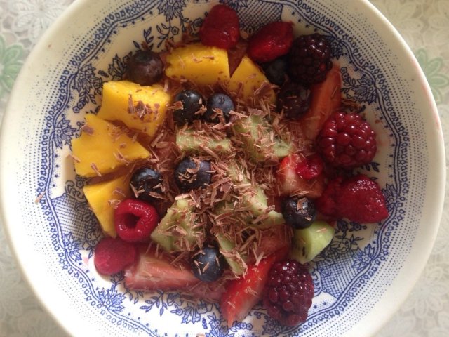 Утренний смузи с ягодами и фруктами