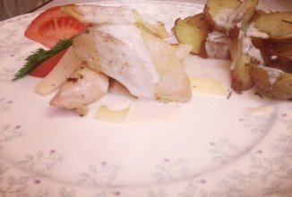 Куриное филе с картофельными дольками в соусе бешамель