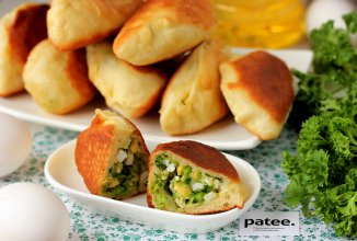 Жареные пирожки с начинкой из зелёного горошка, сыра и зелени