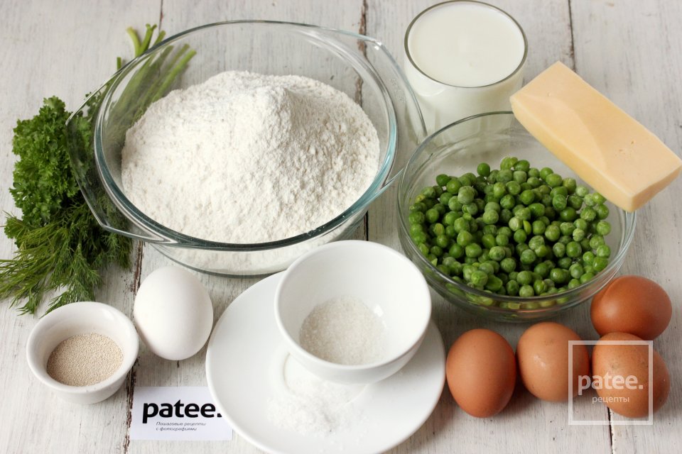 Жареные пирожки с начинкой из зелёного горошка, сыра и зелени - Шаг 1