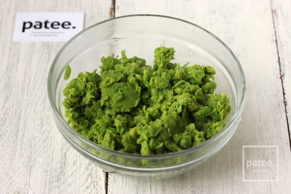 Жареные пирожки с начинкой из зелёного горошка, сыра и зелени - Шаг 9