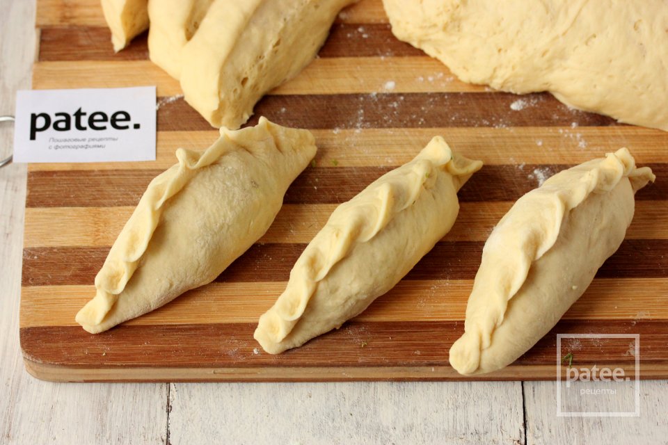 Жареные пирожки с начинкой из зелёного горошка, сыра и зелени - Шаг 16