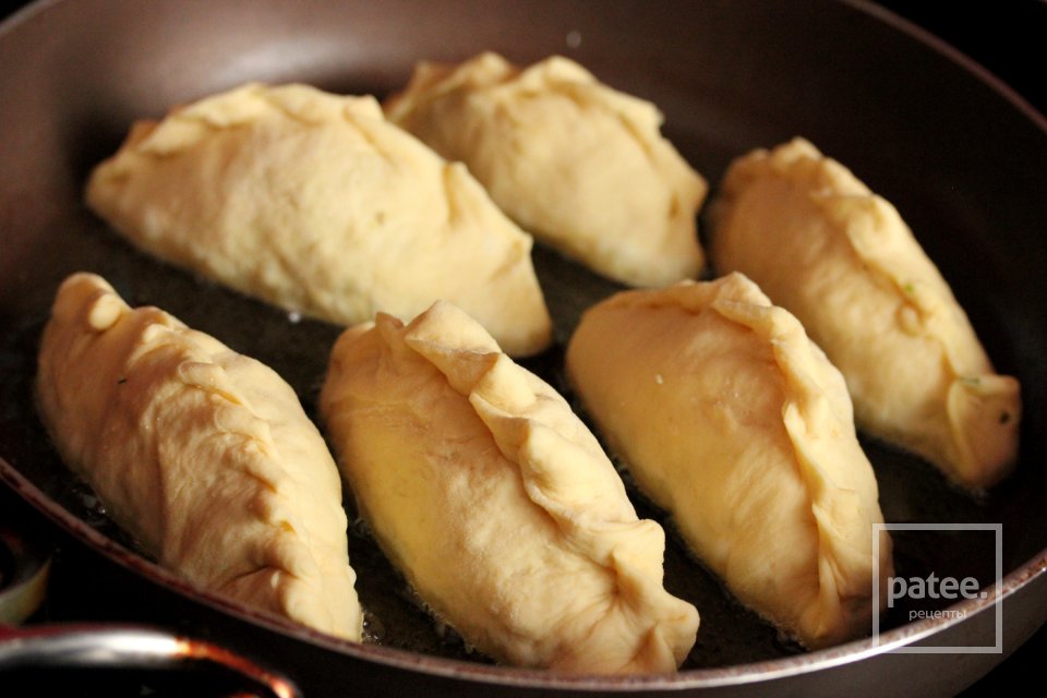 Жареные пирожки с начинкой из зелёного горошка, сыра и зелени - Шаг 17