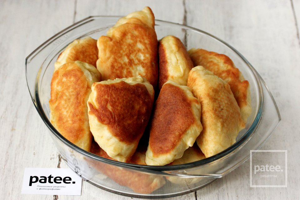 Жареные пирожки с начинкой из зелёного горошка, сыра и зелени - Шаг 19