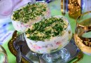 Салат с крабовыми палочками, мидиями, твердым сыром и кукурузой