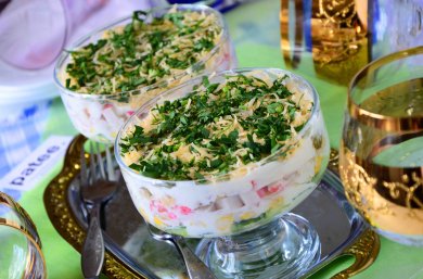 Рецепт Салат с крабовыми палочками, мидиями, твердым сыром и кукурузой
