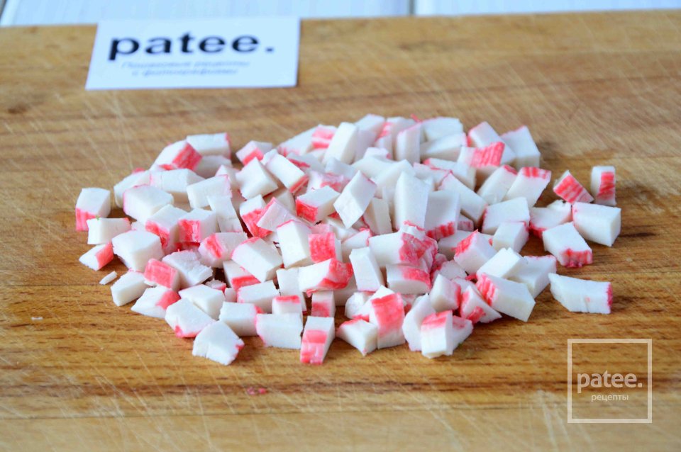 Салат с крабовыми палочками, мидиями, твердым сыром и кукурузой - Шаг 2