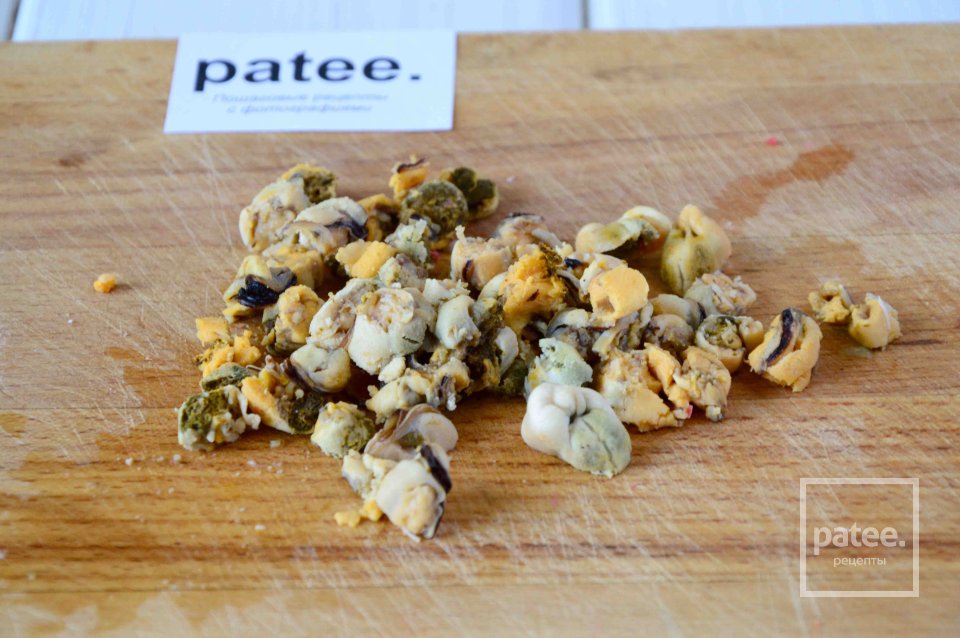 Салат с крабовыми палочками, мидиями, твердым сыром и кукурузой - Шаг 3