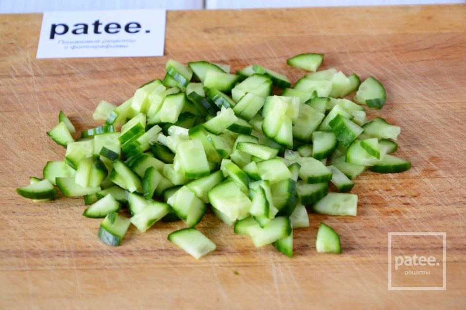 Салат с крабовыми палочками, мидиями, твердым сыром и кукурузой - Шаг 4