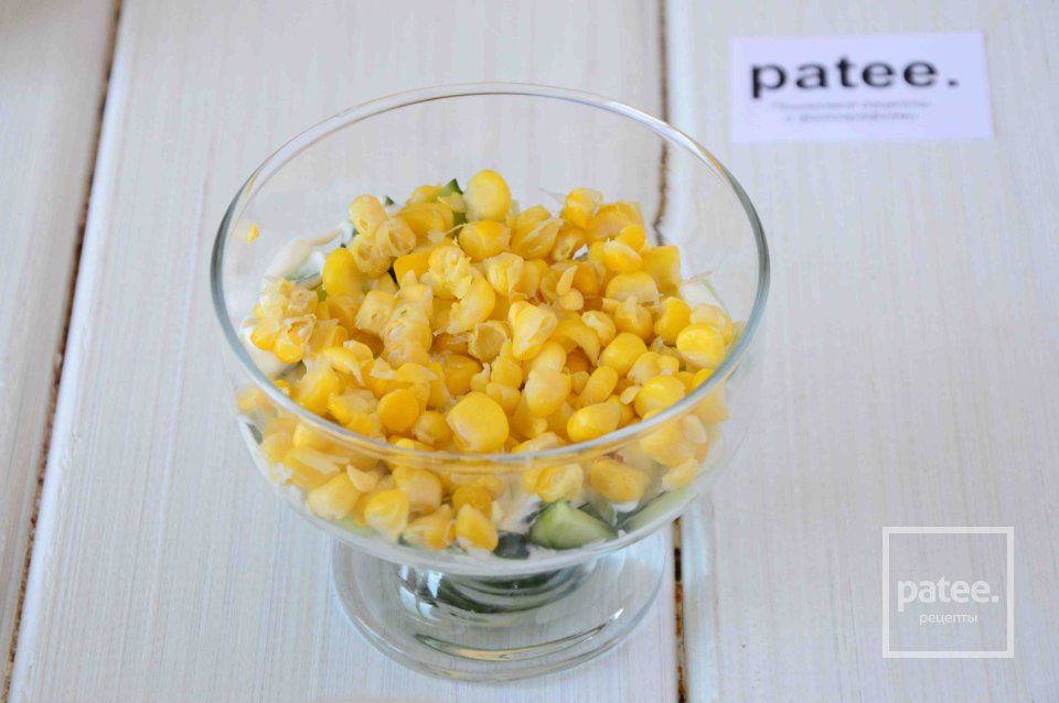 Салат с крабовыми палочками, мидиями, твердым сыром и кукурузой - Шаг 8