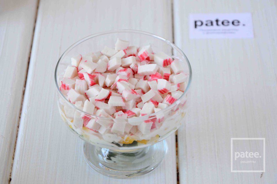 Салат с крабовыми палочками, мидиями, твердым сыром и кукурузой - Шаг 9