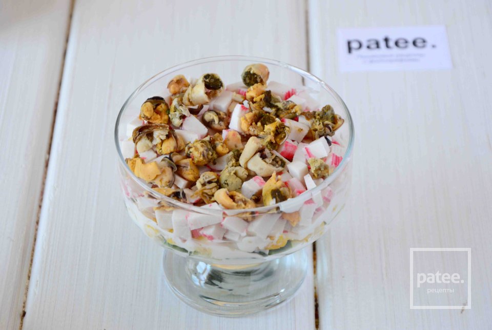 Салат с крабовыми палочками, мидиями, твердым сыром и кукурузой - Шаг 10