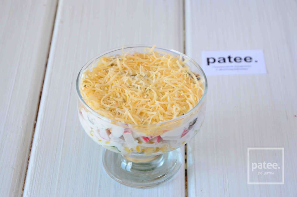 Салат с крабовыми палочками, мидиями, твердым сыром и кукурузой - Шаг 11