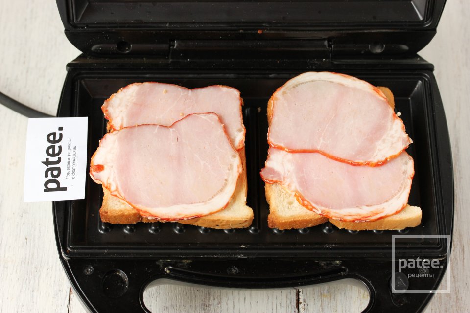 Сэндвич-гриль с ветчиной, сыром и помидорами - Шаг 4