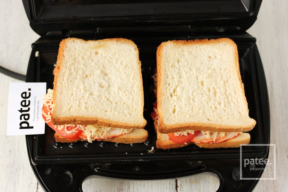 Сэндвич-гриль с ветчиной, сыром и помидорами - Шаг 8