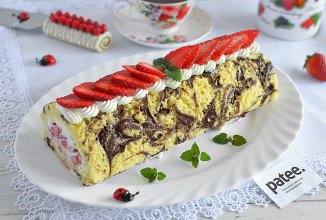 Рулет с клубникой и кремом из маскарпоне