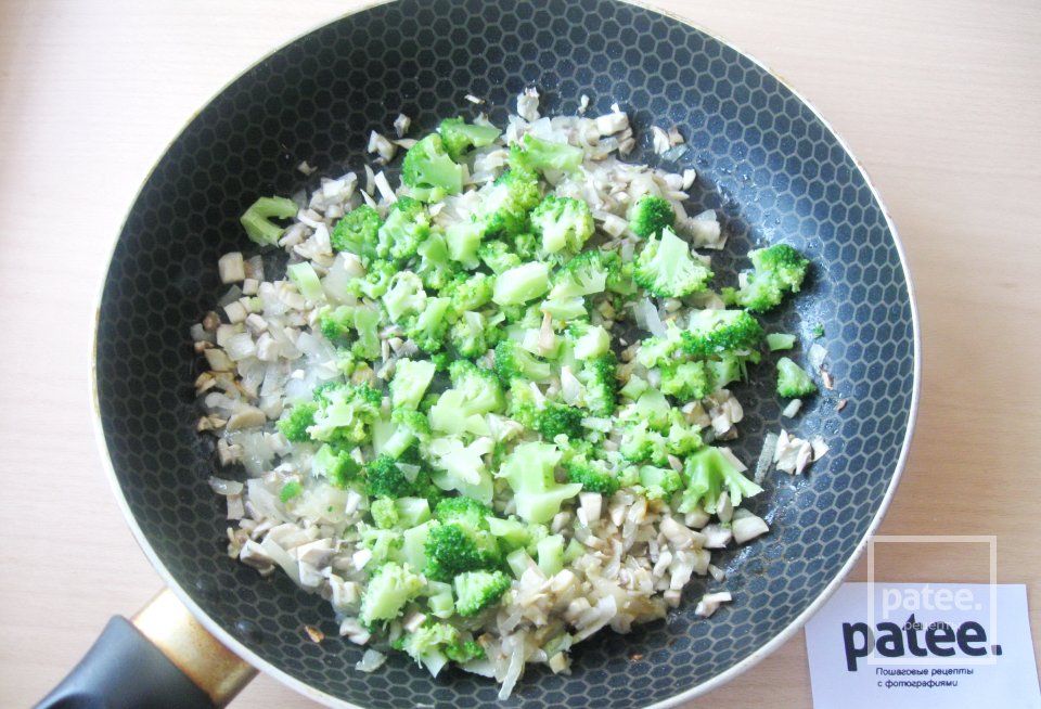 Пирог с курицей, грибами и брокколи - Шаг 10