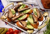 Бутерброды со шпротами, огурцом и укропом.