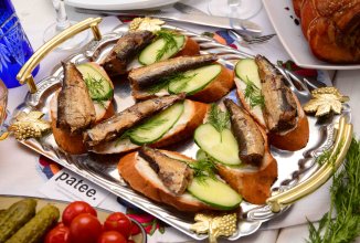 Бутерброды со шпротами, огурцом и укропом.