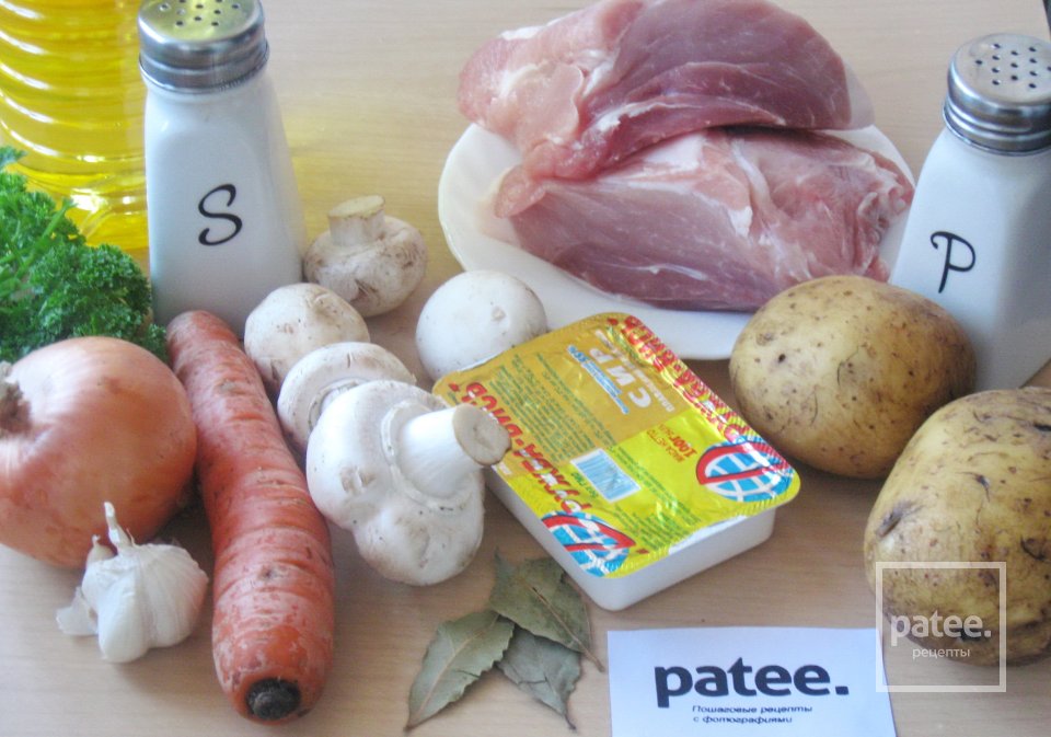 Свинина с картофелем и грибами  в сырном соусе - Шаг 1