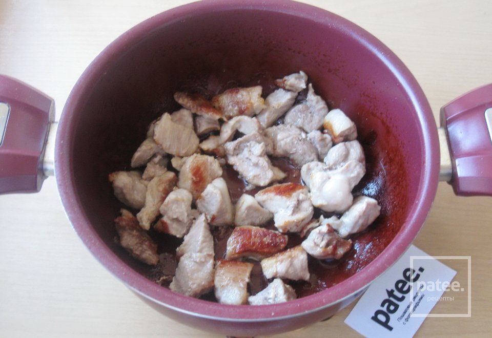 Свинина с картофелем и грибами  в сырном соусе - Шаг 4