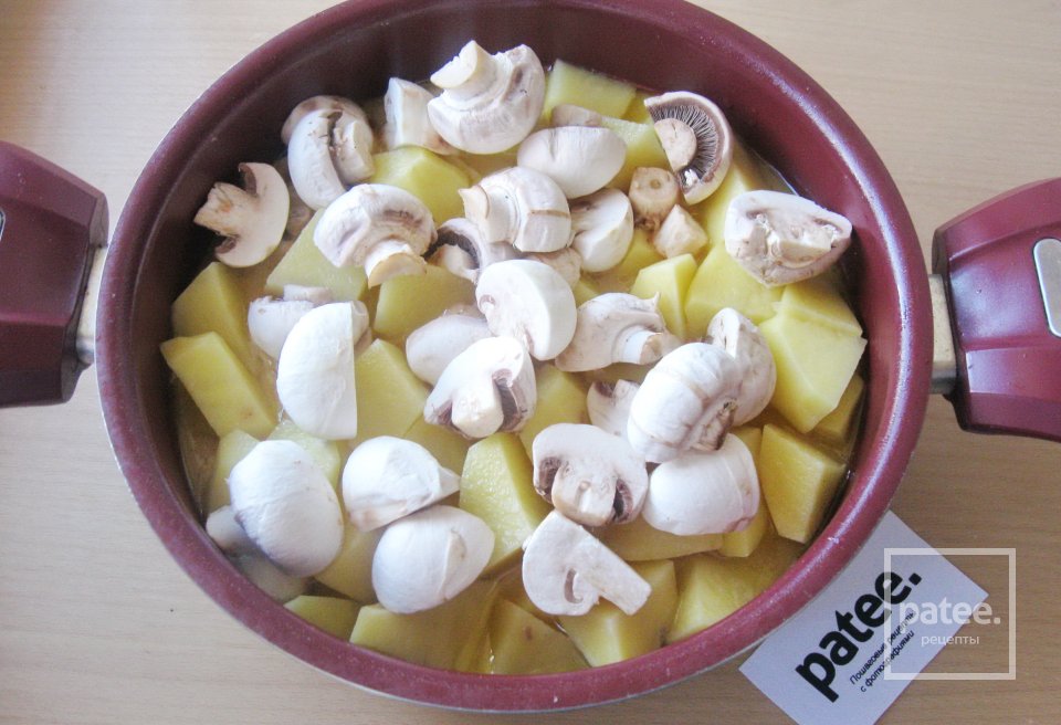 Свинина с картофелем и грибами в сырном соусе - Шаг 14