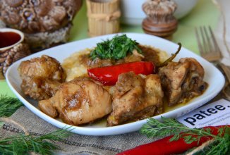 Жареное куриное бедро с луком и вином