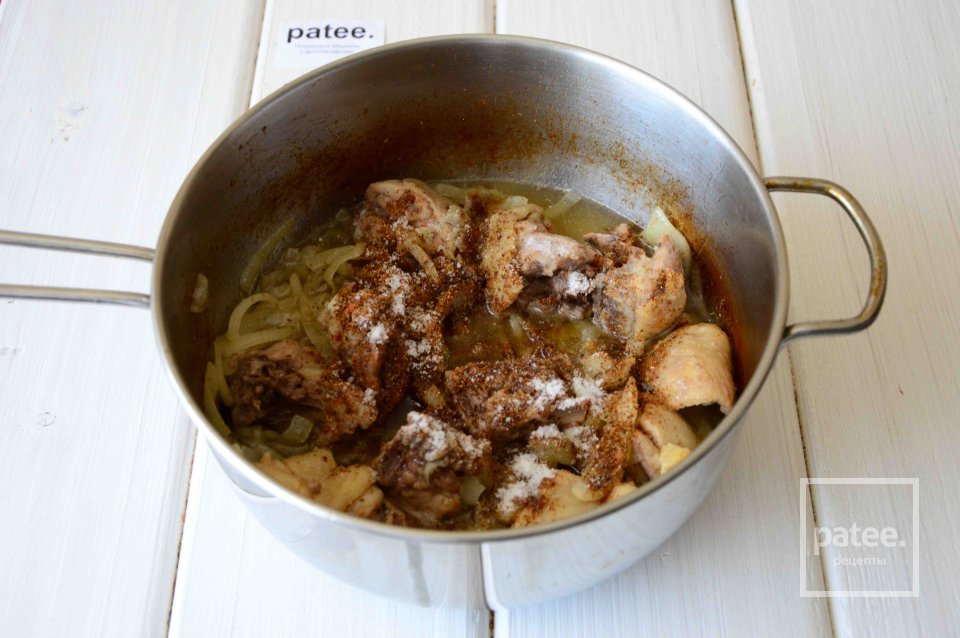 Жареное куриное бедро с луком и вином - Шаг 7