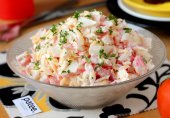 Салат с крабовыми палочками, сыром и помидорами