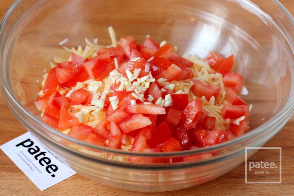 Салат с крабовыми палочками, сыром и помидорами - Шаг 9