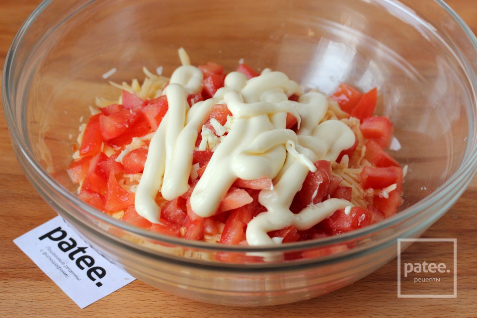 Салат с крабовыми палочками, сыром и помидорами - Шаг 11