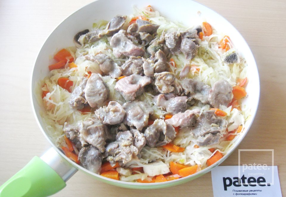 Тушеная капуста с куриными желудками - Шаг 12