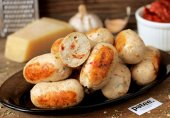 Куриные колбаски с пармезаном и вялеными помидорами