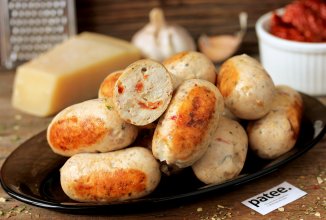 Куриные колбаски с пармезаном и вялеными помидорами