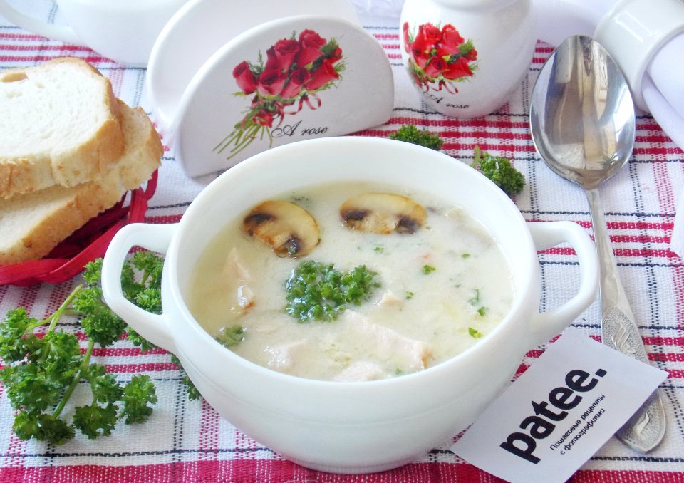 Суп-крем с грибами и копченой курицей