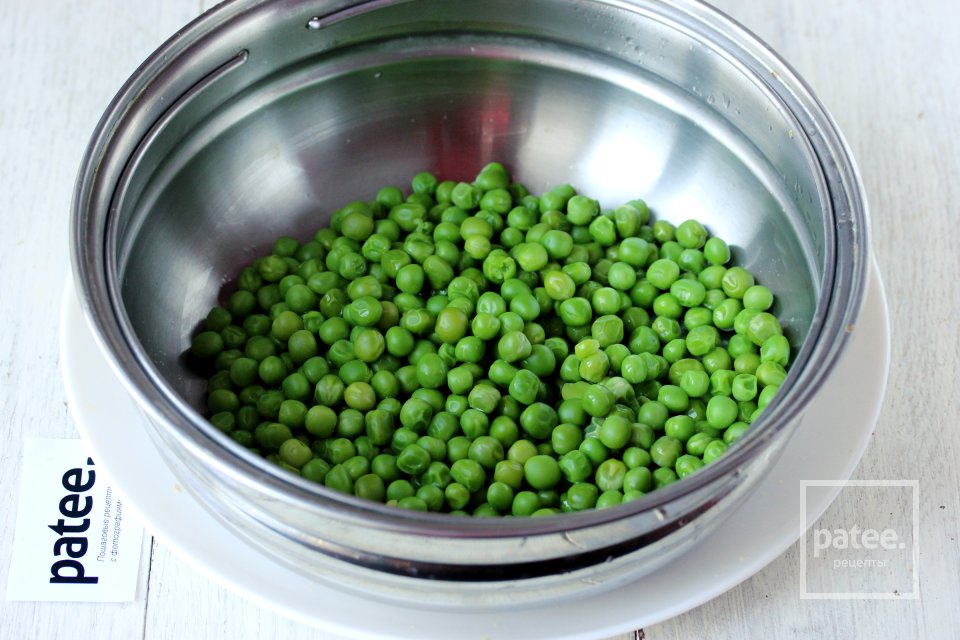 Салат из моркови с горошком и яйцом - Шаг 3