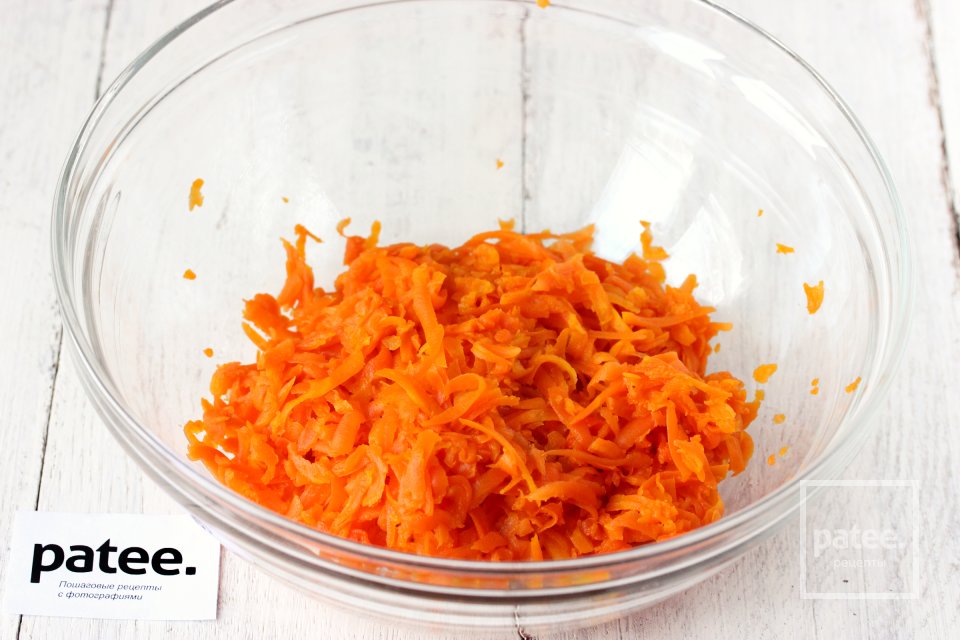 Салат из моркови с горошком и яйцом - Шаг 4