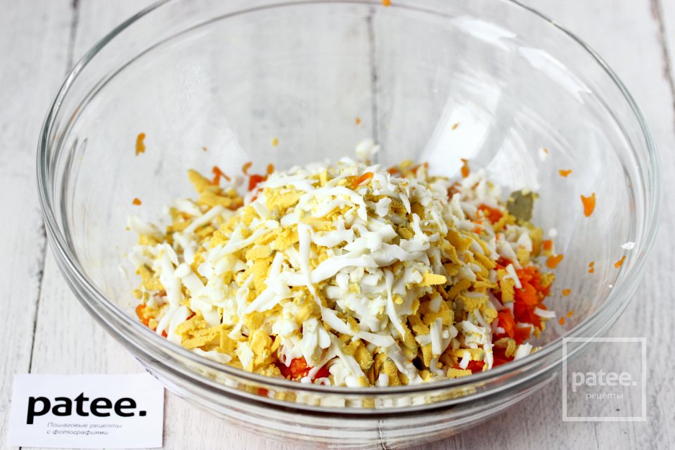 Салат из моркови с горошком и яйцом - Шаг 5