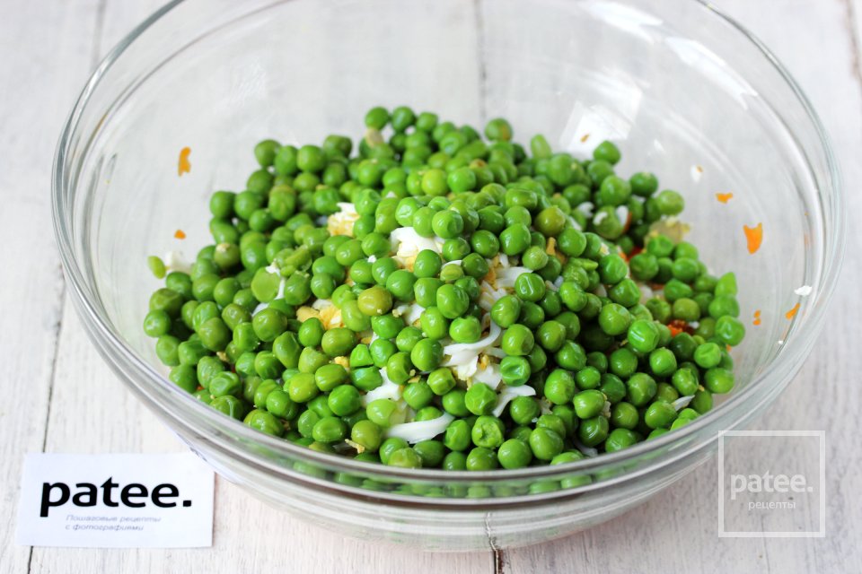 Салат из моркови с горошком и яйцом - Шаг 6