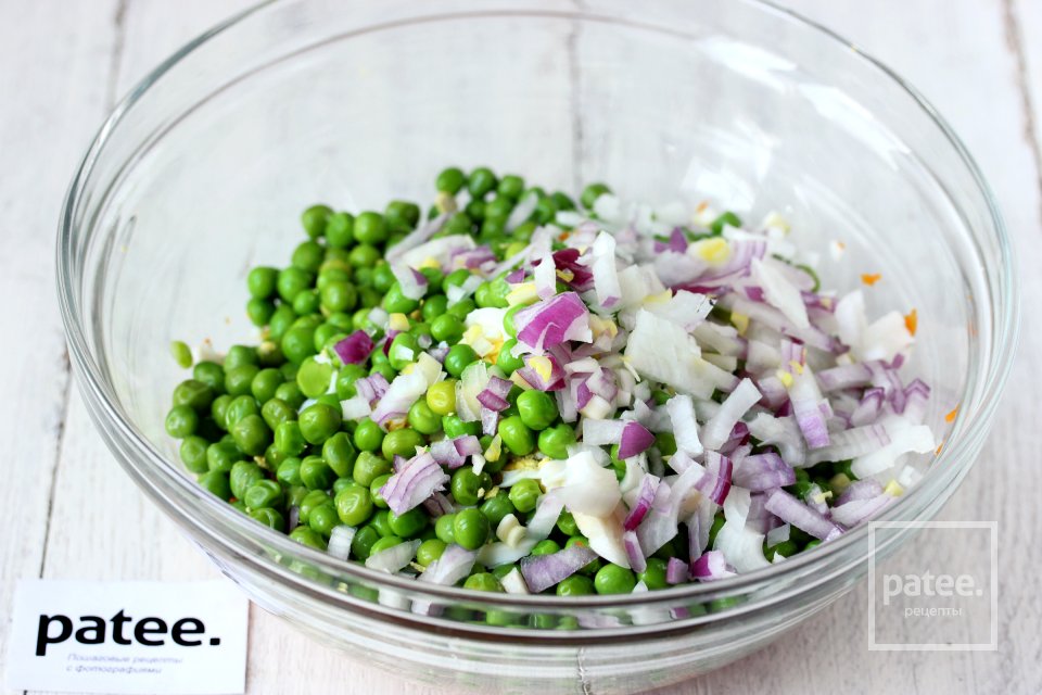 Салат из моркови с горошком и яйцом - Шаг 7