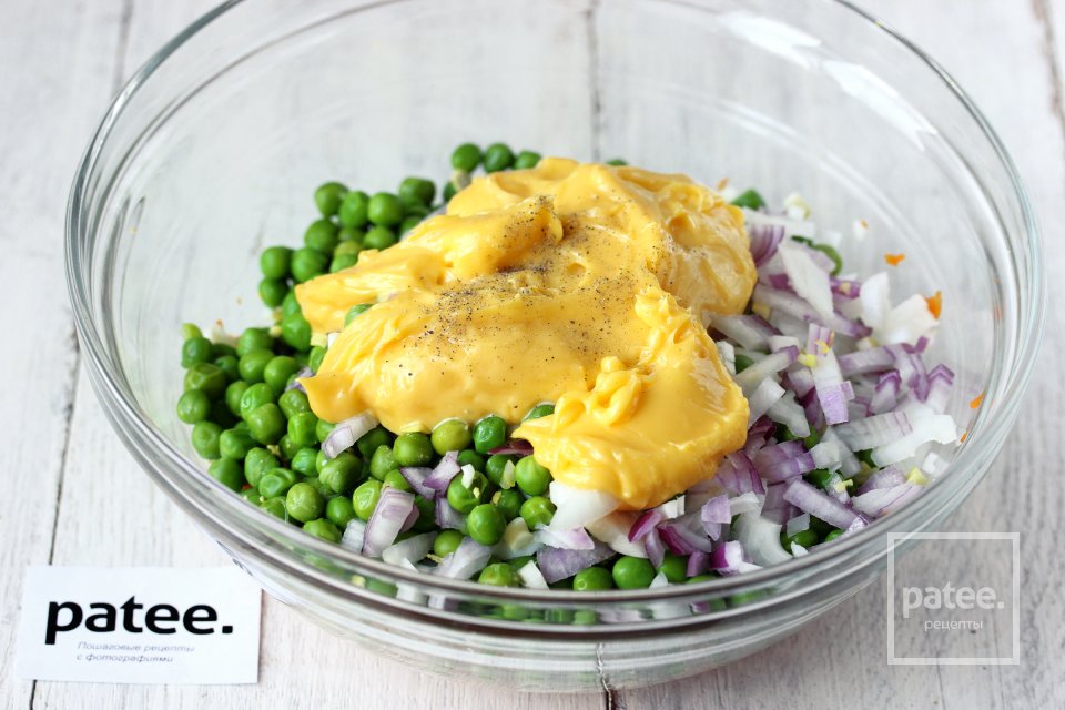 Салат из моркови с горошком и яйцом - Шаг 8