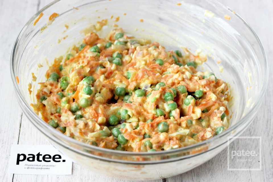 Салат из моркови с горошком и яйцом - Шаг 9