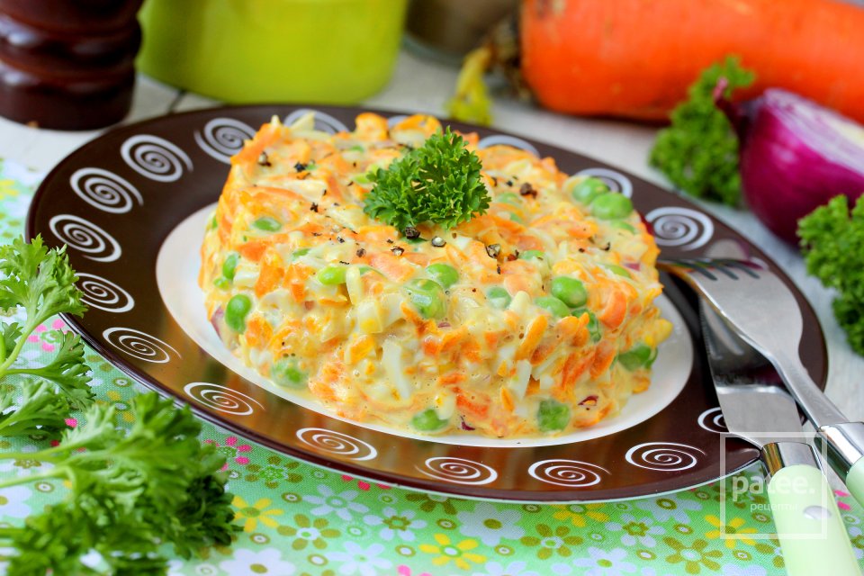 Салат из моркови с горошком и яйцом - Шаг 11