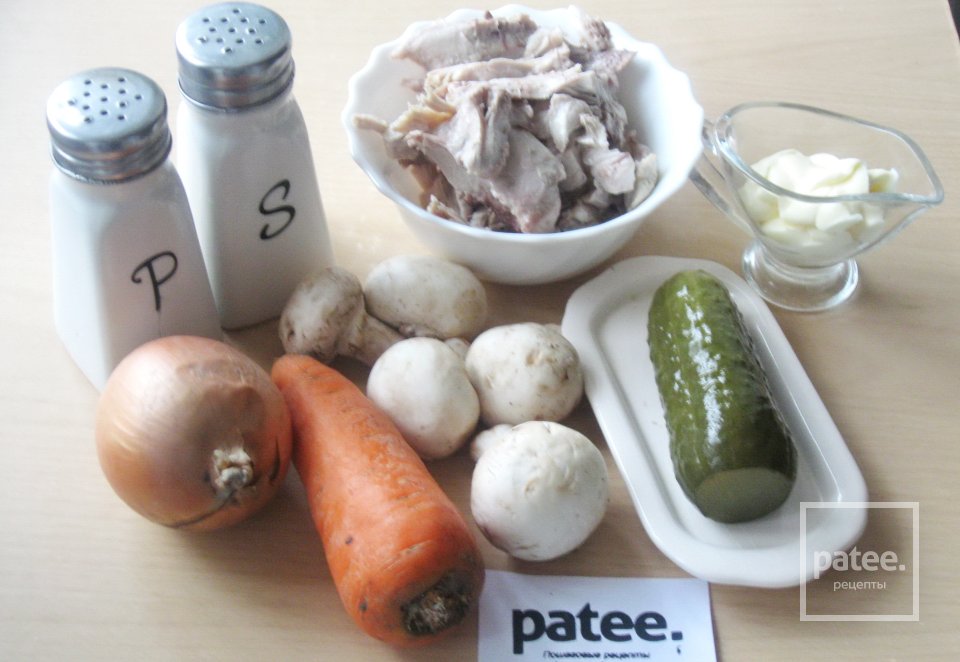 Салат с отварной индейкой и грибами - Шаг 1