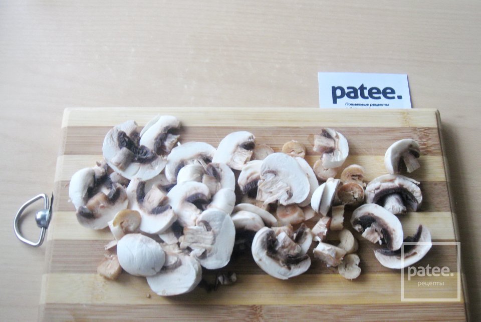 Салат с отварной индейкой и грибами - Шаг 4