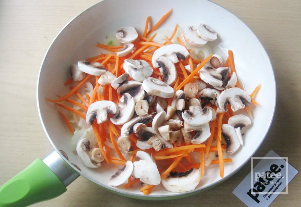Салат с отварной индейкой и грибами - Шаг 7