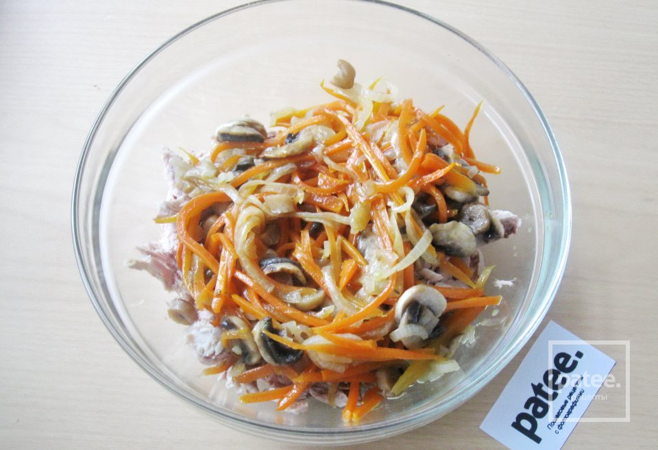 Салат с отварной индейкой и грибами - Шаг 13