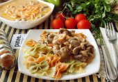 Куриные сердечки и желудки в сливочно-томатном соусе