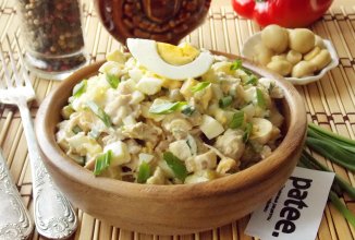 Салат с отварной курицей и маринованными грибами